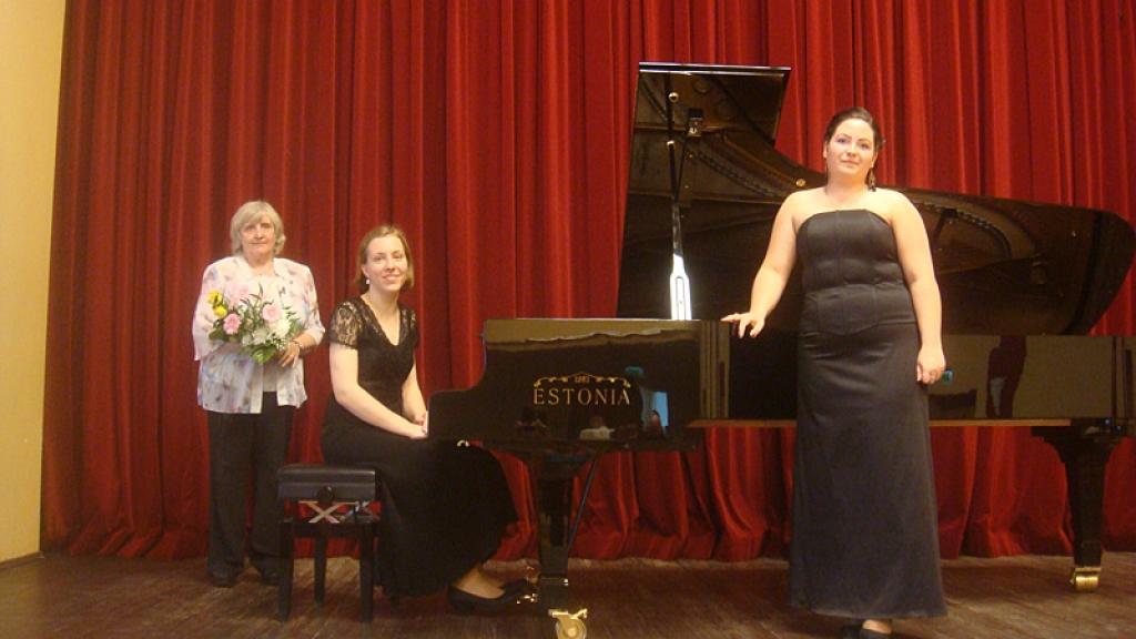 J.Aņisimova un S.Krilova šobrīd gatavojas beigt mūzikas vidusskolu. Koncerts bija bezgala skaista dāvana savai pilsētai un reizē - savas varēšanas izvērtējums nedēļu pirms Valsts eksāmeniem. 

                                              ...