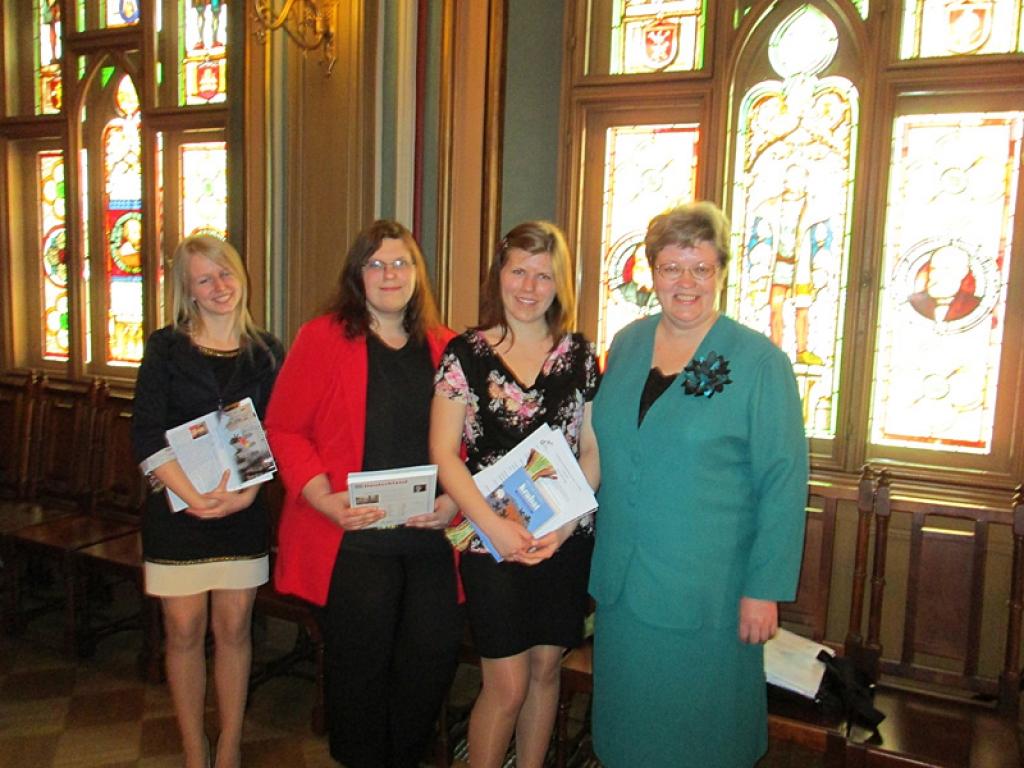 A.Putna stāsta, ka sirsnīgus apsveikuma vārdus visiem teica Vācijas Federatīvās Republikas vēstniece Latvijā Andrea Viktorīna. Viņa akcentēja šī dokumenta lielās iespējas Eiropā, bet it īpaši vācu valodā runājošajās zemēs.
Autors: No personiskā arhīva 