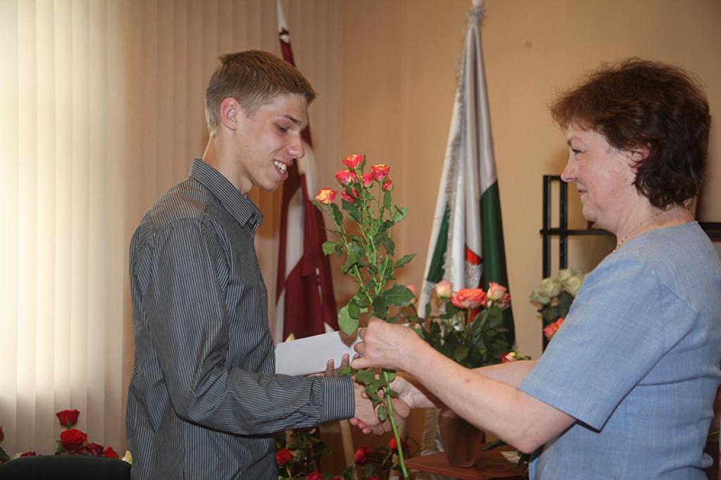 Labākie no labākajiem. Tā jāteic par tiem Gulbenes novada skolu audzēkņiem, kuri savas zināšanas apliecinājuši ne tikai novada mācību priekšmetu olimpiādēs, bet arī Vidzemes reģionā un valsts skolēnu zinātniskajās konferencēs.
Autors: Gatis Bogdanovs