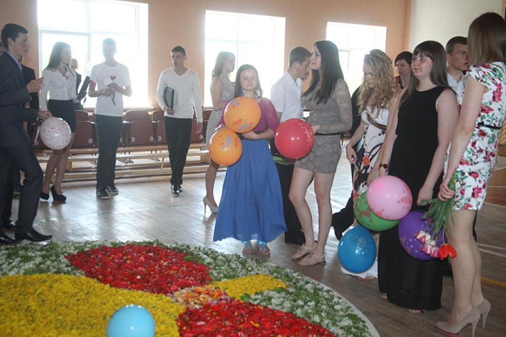 Gulbenes 2.vidusskolā pēdējais zvans skanēja22 9. un 41 12.klases audzēknim.
Autors: Gatis Bogdanovs