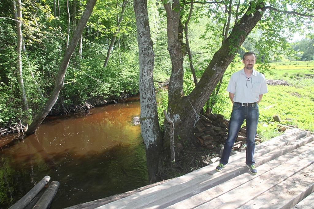 Pavasara plūdus pārdzīvojušais Aigars Ostrovskis saviem spēkiem pagaidu variantā, lai viņa ģimene nebūtu atrauta no ārpasaules un bērni varētu apmeklēt skolu, tiltu ir sataisījis. Ar mašīnu pāri tikt var, bet par tiltu to grūti nosaukt.
Autors: Gatis Bogdanovs
