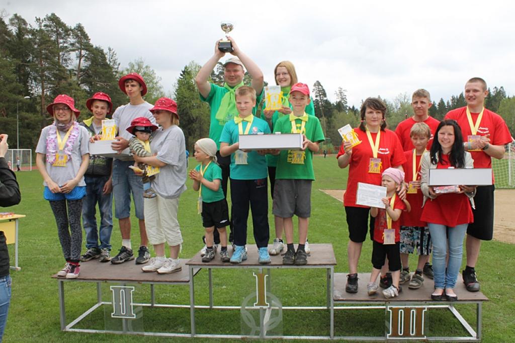 Pagājušajā gadā par pirmajiem Ģimeņu sporta svētku uzvarētājiem kļuva Kuprovsku ģimene no Daukstu pagasta, bet šogad viņi izcīnīja trešo vietu, savukārt, par 2013.gada sportiskāko ģimeni kļuva Jesiļeviču ģimene no Litenes, bet otro vietu izcīnīja Skangaļu ģimene no Līgo pagasta. 
Autors: Ziedonis Lazdiņš
