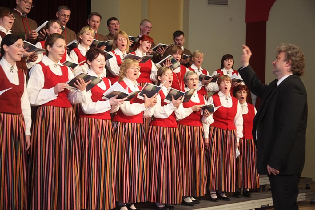 Pilnu Dziesmu svētku repertuāru skatēs izpildīja Gulbenes kultūras centra jauktais koris „Harmonija