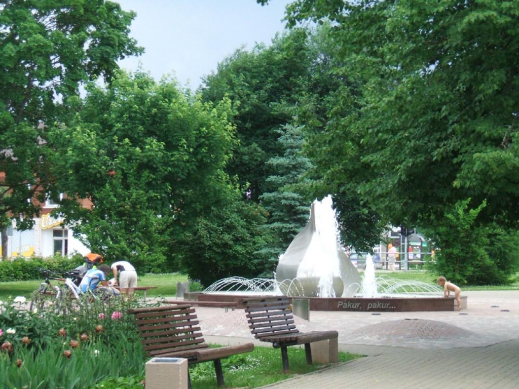 Bildējot skaisto apkārtni, neviļus biju lieciniece tūristu mazajai pieturvietai mūsu centrā. 6.06.13