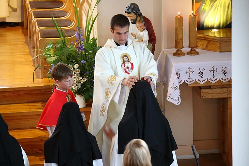 Gulbenes katoļu baznīcā 24.jūnija vakarā misi noturēja nesen par priesteri iesvētītais, 25 gadus vecais Renārs Birkovs.
Autors: Voldemārs Safronovs