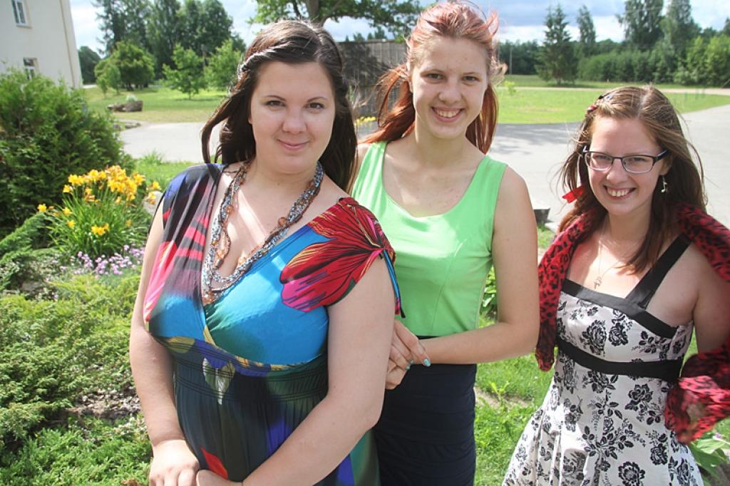  „Mēs bijām trīs māsiņas, visas mīļi dzīvojām,” šos tautas dziesmas vārdus noteikti var attiecināt uz māsām Rasmu (no kreisās) Diānu un Mariju, jo viņas cita citu papildina, iepriecina, atbalsta un ir vajadzīgas.
Autors: Gatis Bogdanovs