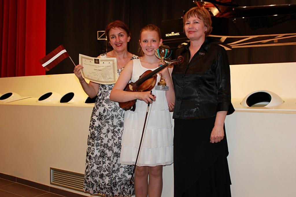 Talantīgā vijolniece kopā ar savu pedagoģi Lūciju Brici un koncertmeistari Lidiju Musajevu.
Autors: No personiskā arhīva