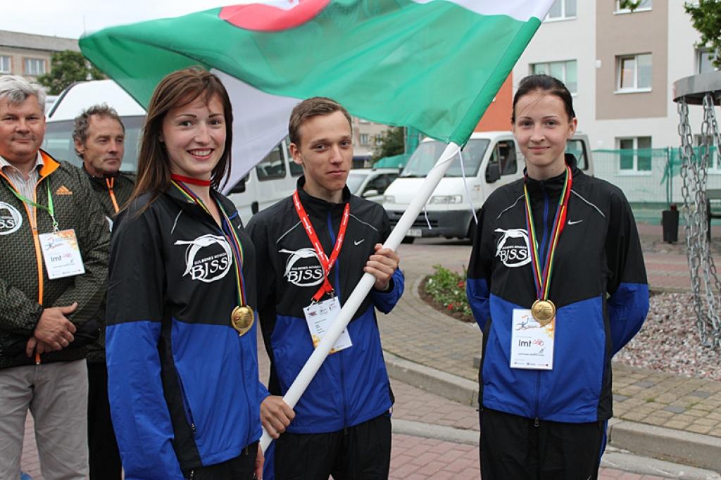 Līva Misiņa un Dana Vasiļenko pie Gulbenes novada karoga Jaunatnes olimpiādes atklāšanas dienā Ventspilī.
Autors: Ziedonis Lazdiņš