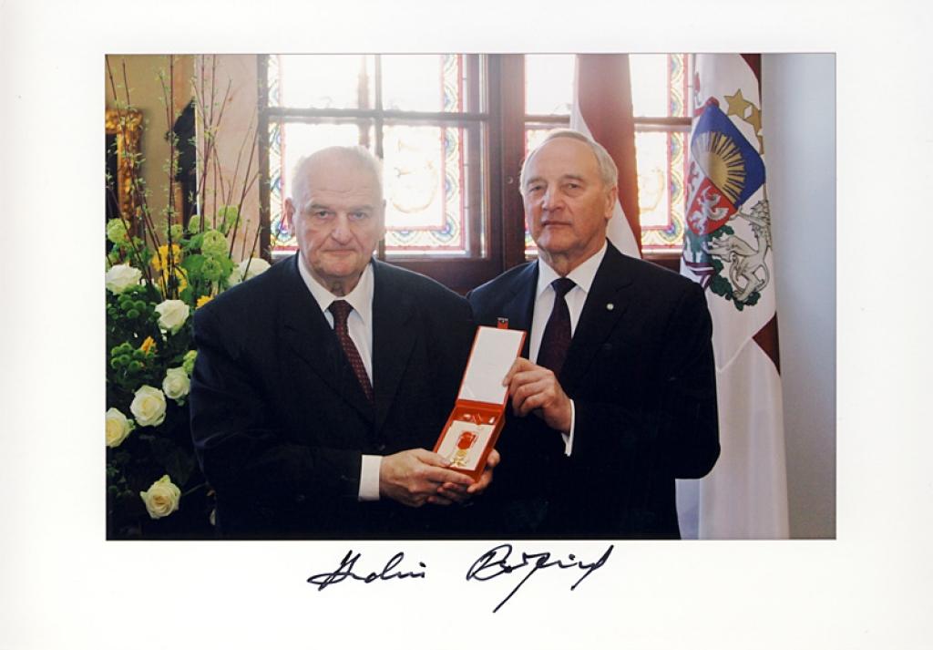 Raitis Apalups, saņemot ceturtās šķiras Atzinības krustu, kopā ar Latvijas Valsts prezidentu Andri Bērziņu.
Autors: No personiskā arhīva