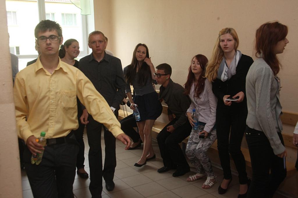 Lejasciema vidusskolas 9.klases audzēkņi pirms vēstures eksāmena visi kā viens apgalvoja, ka neesot nekāda uztraukuma, tāpēc pie eksāmena norises telpas valdīja jautrība. “Kas tas ir uztraukums?” izbrīnīti atvaicāja puiši. Par grūtāko skolēni šajā eksāmenā uzskatīja esejas rakstīšanu ar vēsturi saistītām tēmām. Savukārt visi gadskaitļi viņiem esot zināmi.
Autors: Gatis Bogdanovs