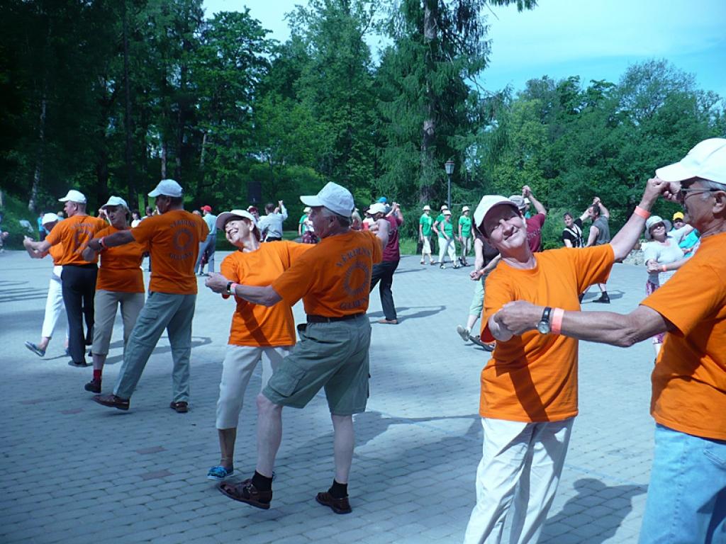 Gulbenes kultūras centra senioru deju kopa ”Vērdiņš” mēģinājumā pirms festivāla lielkoncerta Cēsīs. 
Autors: No personiskā arhīva