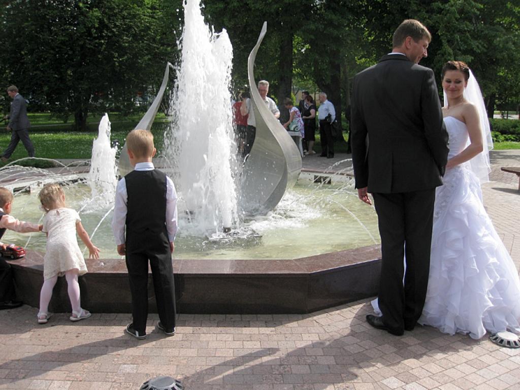 Arī dienā, kad notika pašvaldību vēlēšanas, Gulbenes novada dzimtsarakstu nodaļā tika reģistrētas divas laulības. Jaunais pāris kopā ar kāzu viesiem izmantoja iespēju fotografēties Gulbenes pilsētas centrālajā skvērā pie strūklakas.
Autors: Diāna Odumiņa