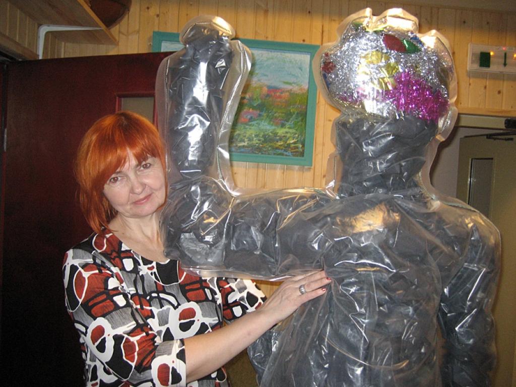 “Gulbenieši, lūdzu, cieniet un mīliet “Hepeninga” vēsnešus – mūsu pašu Tautas rokām veidotos plastmasas cilvēkus,” saka Gulbenes Tautas teātra aktrise Sarmīte Stupāne. 
Autors: Diāna Odumiņa