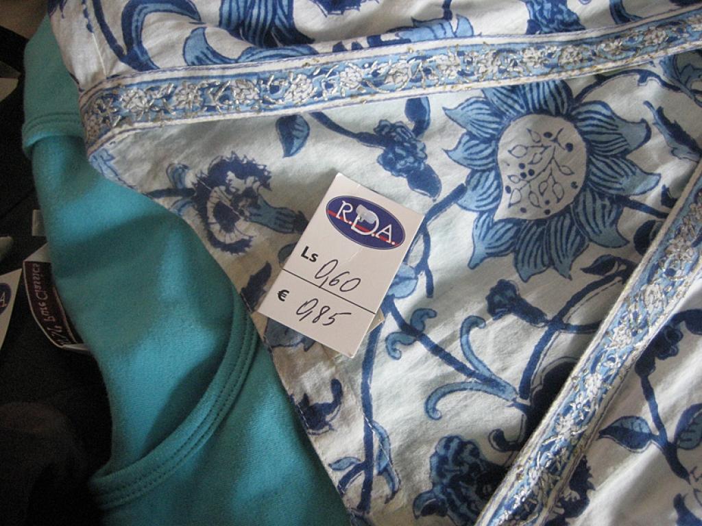 Dažos uzņēmumos arī Gulbenē cenas ir norādītas gan latos, gan eiro, kaut gan norēķināties pagaidām var tikai latos.
Autors: Diāna Odumiņa