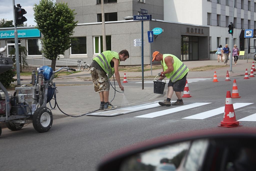 O.Kalpaka iela Gulbenē atgūst spilgtumu. Gājēju pāreju un cita veida apzīmējumu atjaunošana uz brauktuves notika šonedēļ. Satiksme šajā laikā bija ierobežota. 
Autors: Gatis Bogdanovs