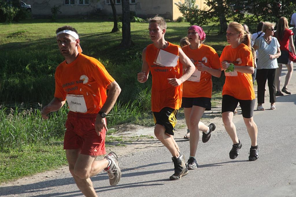 Arī pagājušajā gadā Novada svētku laikā notika komandu skrējiens, kurā dalībnieki devās apkārt Stāmerienas ezeram.
Autors: Gatis Bogdanovs (no arhīva)