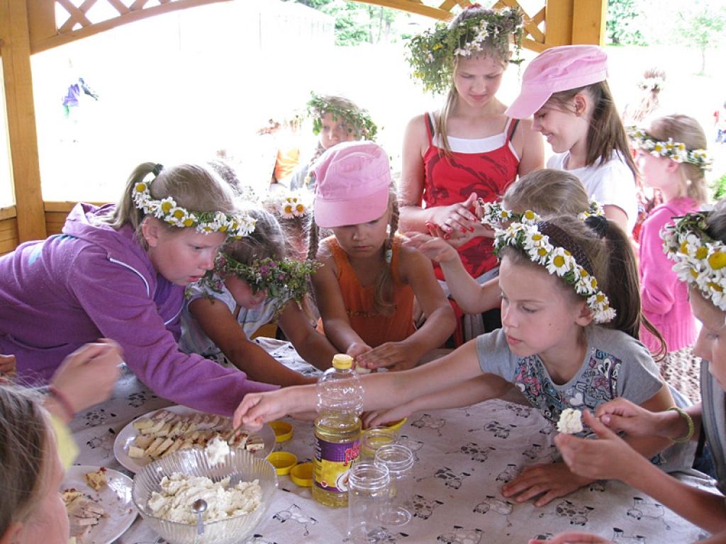 Pirms Līgosvētkiem Gulbenes 2.vidusskolas organizētās dienas nometnes dalībnieki viesojās  Stradu pagasta “Pakalniešos” , kur ar namamātes Inetas Dambrovas palīdzību bērni paši mācījās gatavot mājas siera bumbiņas.
Autors: Diāna Odumiņa