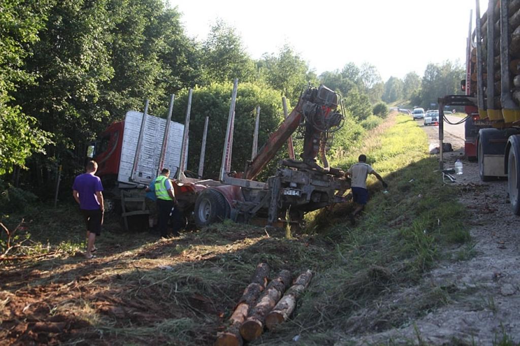 Pērn 10.jūlijā autoceļa Gulbene - Balvi 13.kilometrā automašīnai SCANIA (ar piekabi) plīsusi priekšējā riepa. Automašīna nobraukusi no ceļa braucamās daļas un apgāzusies. Bojāta automašīna un piekabe. 
Autors: Gatis Bogdanovs (no arhīva)