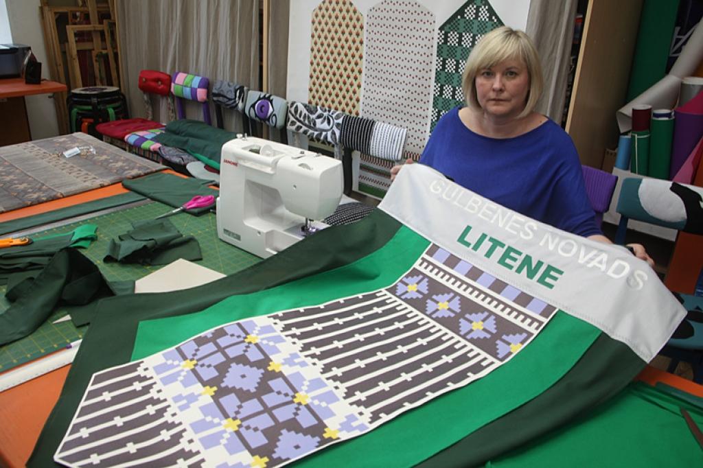 Sandra Dikmane šonedēļ cītīgi šuva katra pagasta un pilsētas svētku karogus, kas rīt, 7.jūlijā, būs skatāmi gājiena laikā Rīgā.
Autors: Gatis Bogdanovs