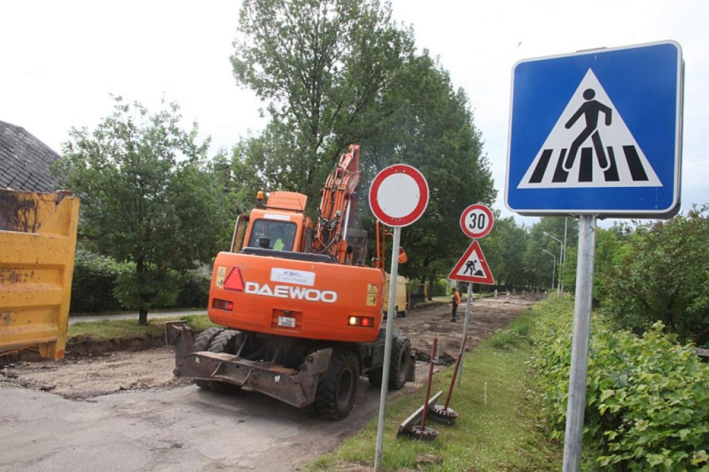 Rekonstrukcijas darbi šobrīd notiek arī Ozolu ielā, tādēļ autovadītāji tiek aicināti izmantot citas ielas.
Autors: Gatis Bogdanovs