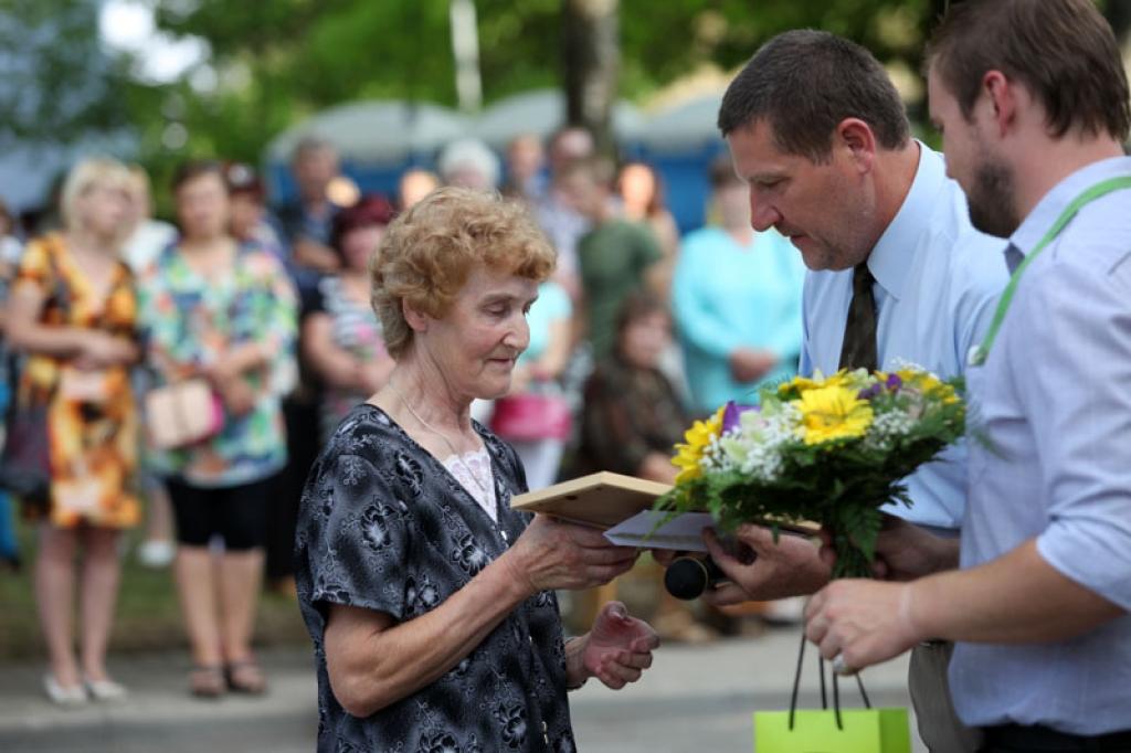 Pateicības rakstu saņem sētniece Vija Kuzika.
Autors: Gatis Bogdanovs