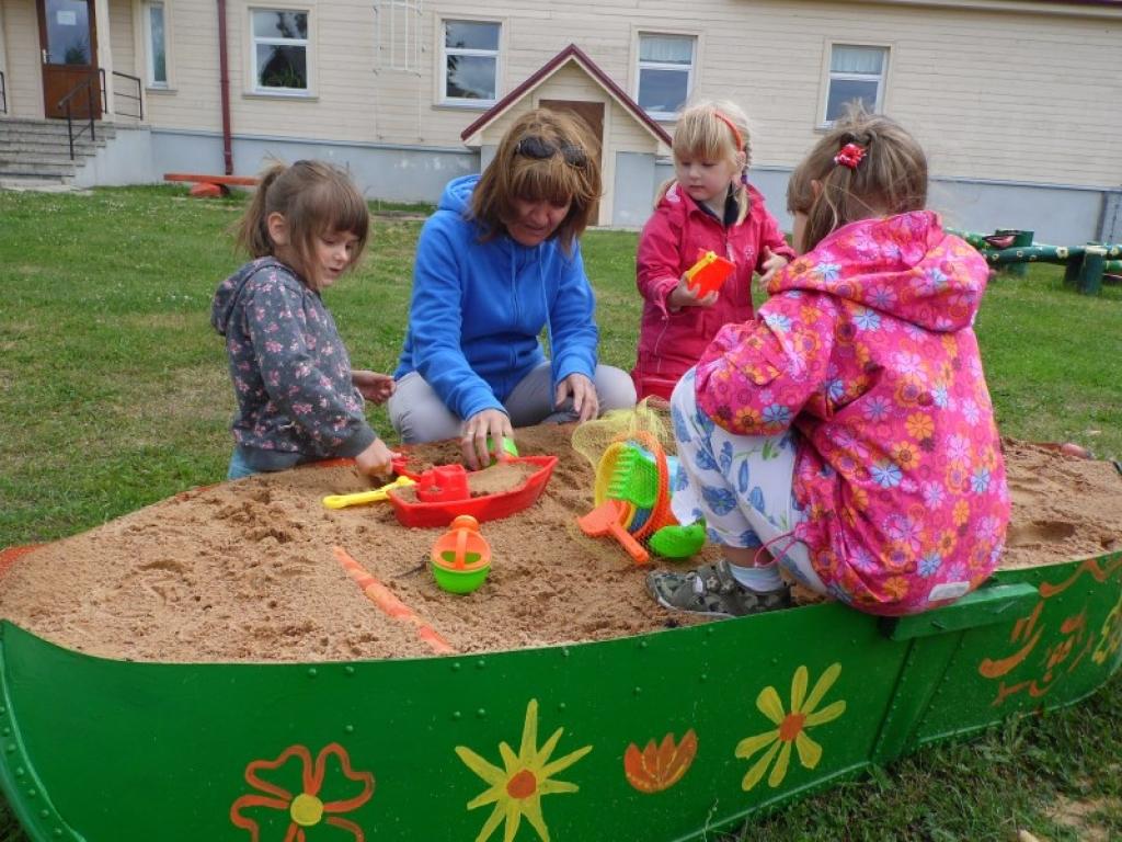 Smilšu piļu būvēšana pieder pie pašiem izsmalcinātākajiem vasaras priekiem. Tirzā prot būvēt! 
Autors: no personiskā arhīva