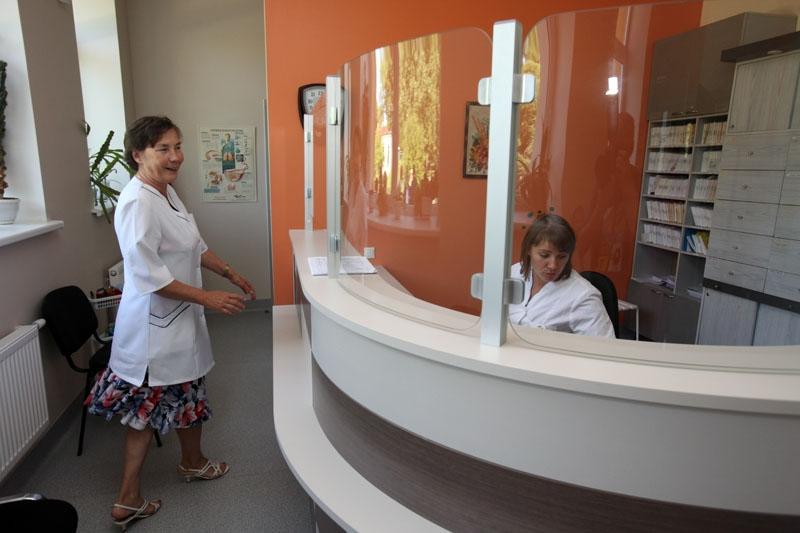 Ar ķirurga šķērēm trešdien tika pārgriezta atklāšanas sarkanā lentīte, lai interesenti varētu ieiet rekonstruētajā Gulbenes slimnīcā. Galvenā ieeja tajā tagad atrodas blakus ieejai tuberkulozes un plaušu slimību kabinetā (pa kreisi), kur agrāk bija uzņemšanas nodaļa.
Autors: Gatis Bogdanovs