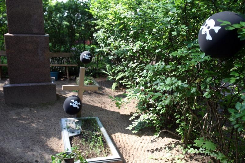 Piemiņas godāšana, joks, protests vai kāda reliģiska kulta rituāls? Neviens nesaprot, ko ir gribējis pateikt cilvēks, kurš Gulbenē kādas ģimenes kapu laukumu izrotājis ar sešiem melniem baloniem, uz kuriem attēlots galvaskauss ar sakrustotiem kauliem.
Autors: Gatis Bogdanovs