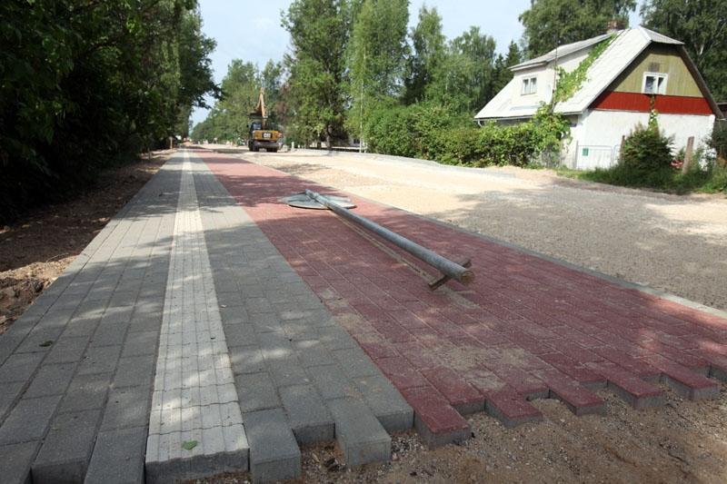 Rekonstruējamajai Blaumaņa ielai Gulbenē vietām gājēju ietve būs abās ielas pusēs, vietām – tikai vienā pusē. Ietvē tiek iestrādātas speciālā bruģa vadlīnijas vājredzīgajiem. Veloceliņš no krustojuma ar Rīgas ielu atradīsies kreisajā pusē, bet pēc krustojuma ar Nākotnes ielu – labajā pusē. Vietām ietve un veloceliņš atradīsies blakus un tie savstarpēji būs nodalīti tikai ar krāsu.
Autors: Gatis Bogdanovs