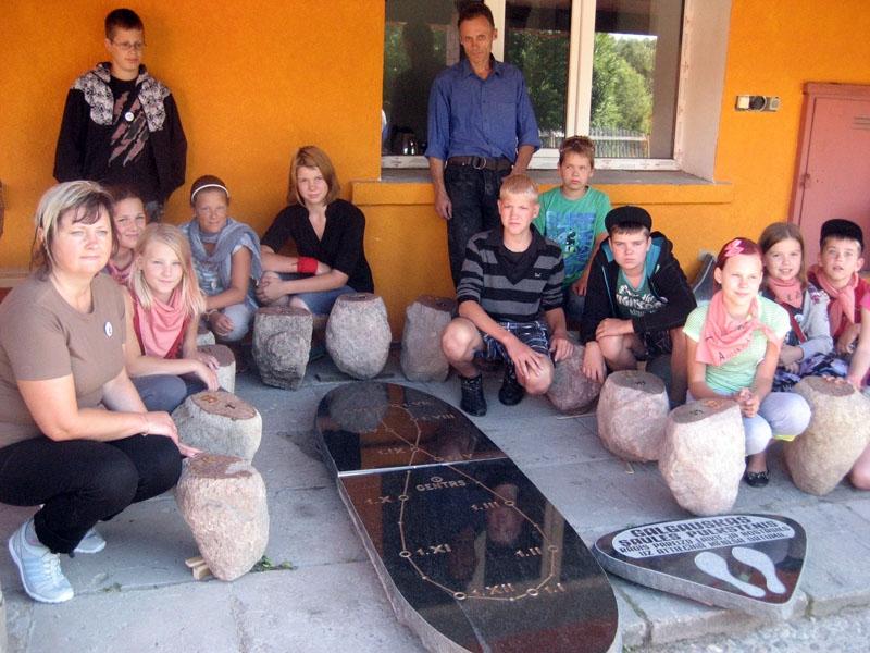 Saules pulkstenis vēl darbnīcā, bet jau samīļots. 12.augustā Galgauskas pamatskolas bērnu nometnes dalībnieki ciemojās darbnīcā, kur tapa īpaši pagastam gatavotais pulkstenis. 
Autors: Diāna Odumiņa