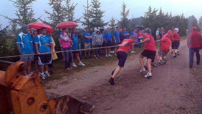 Traktora vilkšanas sacensībās SIA “M.T.Z. - Serviss” komanda izcīnīja 2.vietu. 
Autors: No personiskā arhīva