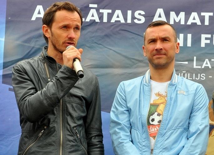 Renārs Kaupers un Kaspars Roga izlozēja laimīgo komandu, kas iegūs savā īpašumā apavus, un tā bija komanda “Zellis/ Stradi”. Publicitātes foto