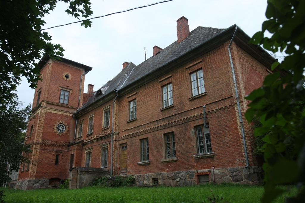 Turpmākajos 17 gados esam paredzējuši atjaunot sliežu ceļu uz Krieviju, restaurēt Gulbenes Sarkano pili, izveidot pilsētā peldbaseinu un par spīti autovadītāju drošības apdraudējumam saglabāt novada ainaviskos ceļus. 				Foto: no “Dzirksteles” arhīva