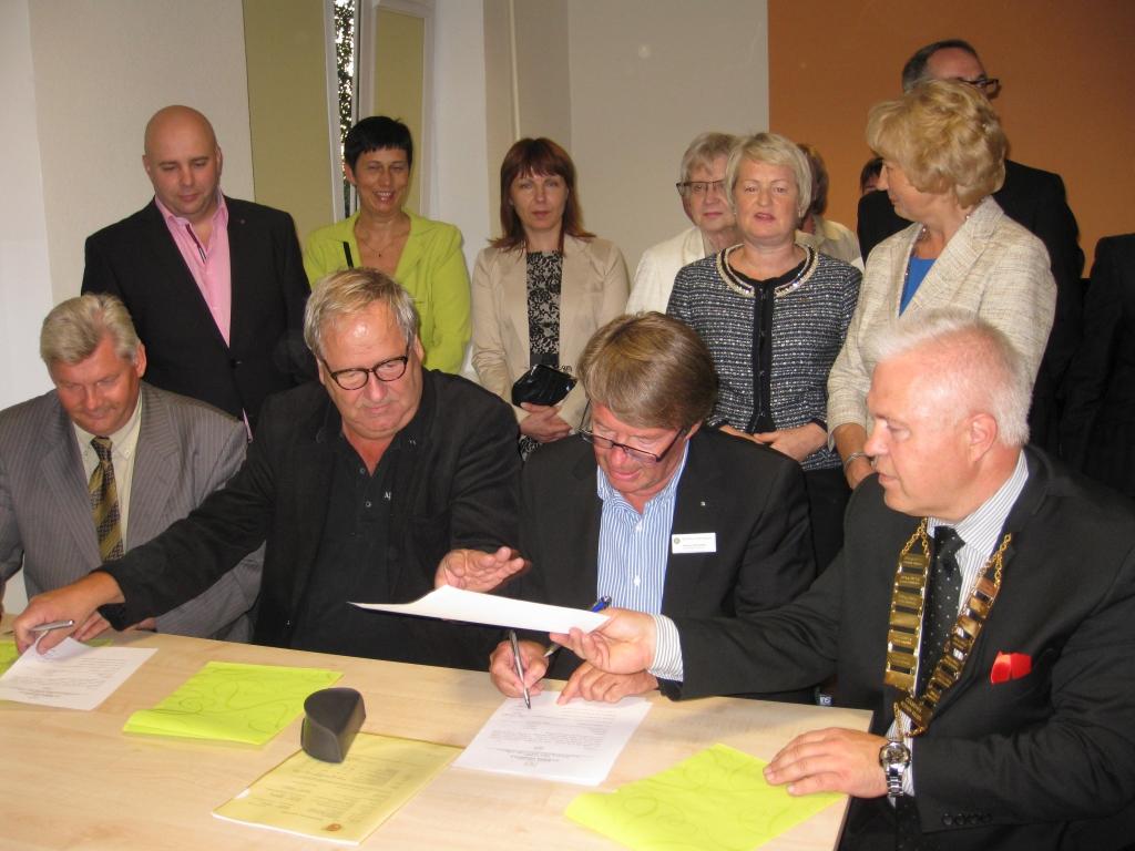 Pagājušās nedēļas nogalē Gulbenes rotarieši sagaidīja savus draugus no Vācijas un Zviedrijas, lai kopīgi varētu aplūkot, kāds tagad izskatās internāts skolēniem Gulbenē. Svinīgi tika parakstīts pieņemšanas – nodošanas akts.	Foto: Inita Savicka