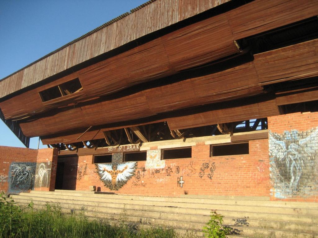 Kādreizejā estrāde  šobrīd ir kā rēgs - izdemolēta, izkrāsota. Pilsētas pārvalde vēlas sakārtot šo vietu, tādēl ir jārod risinājums, ko iesākt ar šo būvi. Foto: Diāna Odumiņa