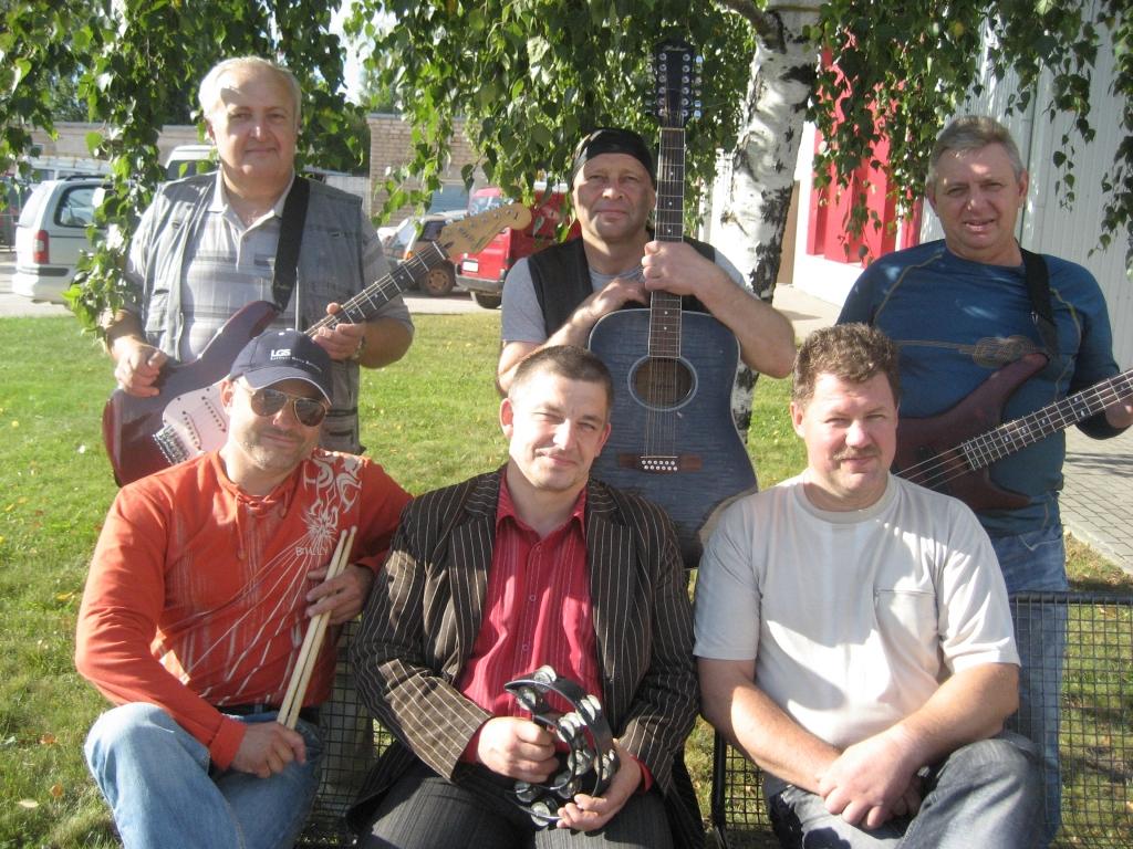 Grupa “Intriga” gatavojas nākt pie saviem klausītājiem: Gunārs Ozols (2.rindā no kreisās), Dainis Turks, Aigars Amantovs, Ingus Matisons (1.rindā no kreisās), Aivars Osis un Lauris Kamšs. Foto: Diāna Odumiņa