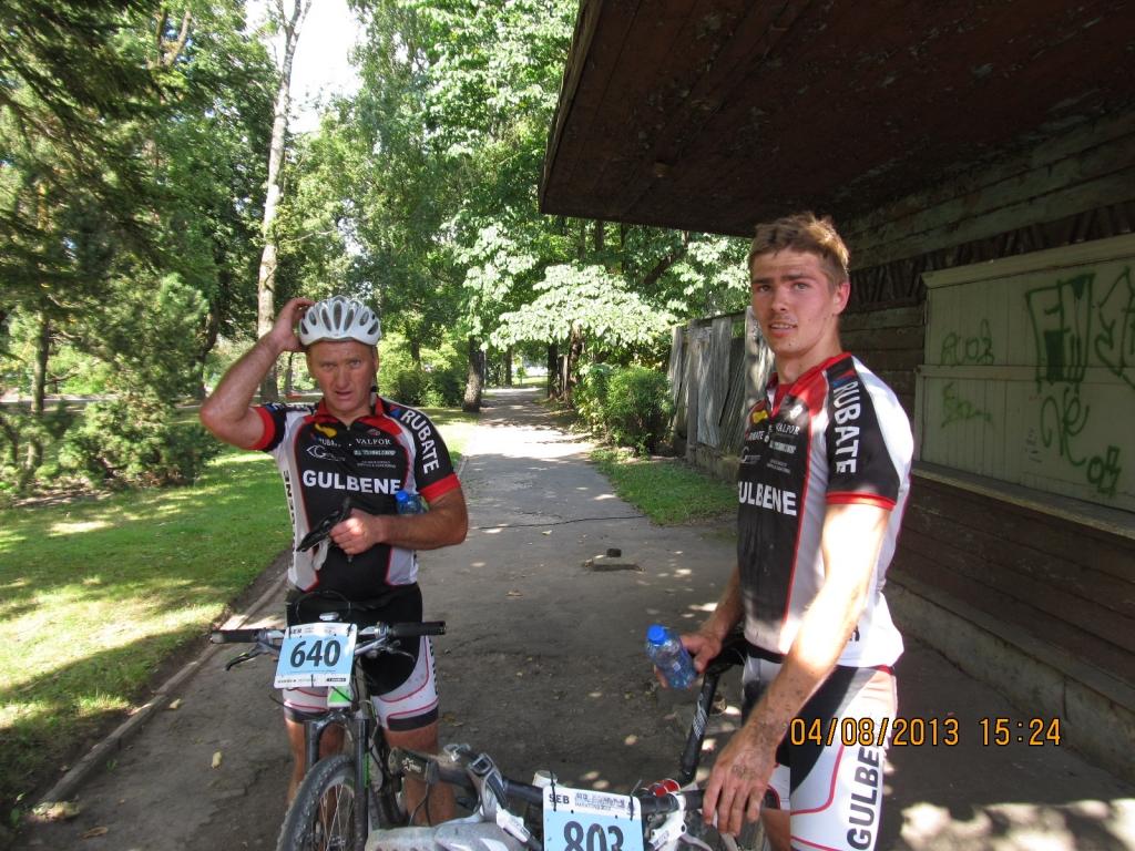 Pēc pieciem sacensību posmiem Gulbenes komandā līderu godā ir Kaspars Beitāns (no labās) un Imants Kublačovs. Foto: no personiskā arhīva