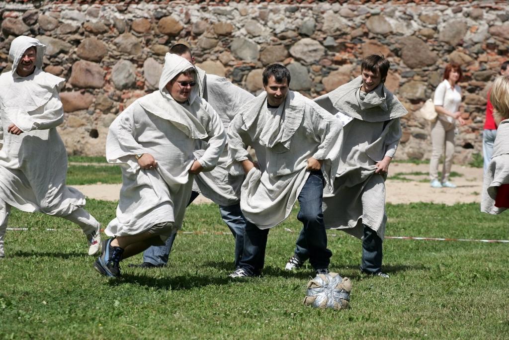 Pārģērbšanās, lomu spēles, neparastākas nodarbes, lai arī norobežotas laikā un telpā, spēj ietekmēt kopējo pašsajūtu arī vēl ilgi pēc tam, neļauj ieslīgt rutīnā un palīdz saglabāt spēju katru jaunu situāciju novērtēt atbilstoši. Mundram prātam un noskaņojumam katrs pats var padomāt par profilaksi, taču šīs metodes to var izmantot arī dziednieciskos nolūkos profesionāļa vadībā. FOTO: NO No latvia.travel.lv