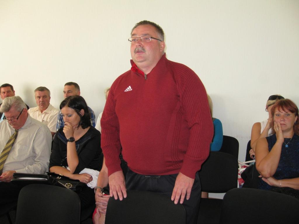 Samierināsies vai ne? Gulbenes novada domes deputāti 29.augustā attiecībā uz sporta skolas direktoru Māri Čakaru (centrā) pieņēmuši lēmumu, kuru viņš var apstrīdēt Administratīvajā rajona tiesā. 	        
Autors: Diāna Odumiņa