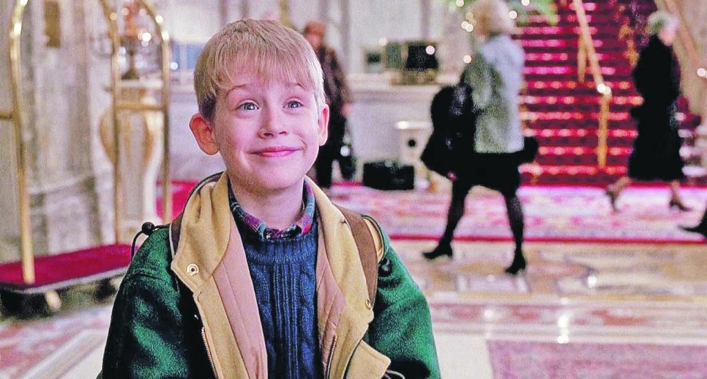 Kaut Makoleja Kalkina atveidotais varonis Kevins komēdijā bija laimīgs, uzzinot, ka vecāki viņu kārtējo reizi kaut kur aizmirsuši vai atstājuši vienu pašu, filma “Viens pats mājās” tomēr māca, cik svarīga ir vecāku un ģimenes uzmanība un mīlestība jebkurā vecumā. 
Autors:  FOTO: NO stfimages.com