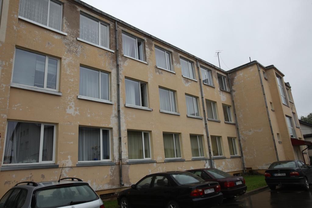 Jumts tek, fasāde zaudējusi spožumu, ieeja - funkcionalitāti. Gulbenes bibliotēka gaida savu atjaunotni, cerams, tā notiks ar ievērojamu atbalstu no valsts budžeta. 	
Autors:  Gatis Bogdanovs