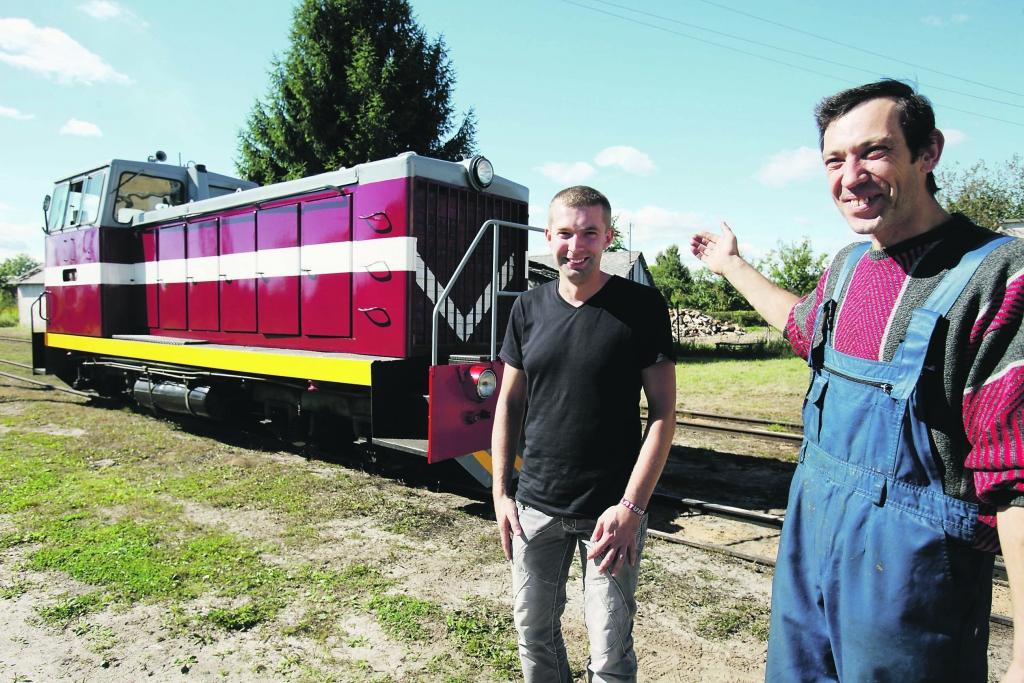 SIA „Gulbenes-Alūksnes bānītis” Pārvadājumu daļas vadītājs Raitis Melders un Aleksandrs Zilveris, kurš Bānīša svētku laikā veiks konduktora pienākumus, ir pārliecināti, ka jaunību atguvusī košā lokomotīve būs patīkams pārsteigums svētku dalībniekam
Autors: Gatis Bogdanovs