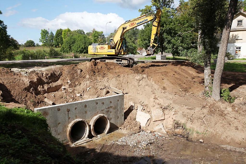 Jau vairākkārt Brīvības iela iepretim slimnīcai pavasara palu laikā pārplūst. Tagad šī vieta, kur pavasarī ūdens plūda pāri, tiek sakārtota.
Autors: Gatis Bogdanovs