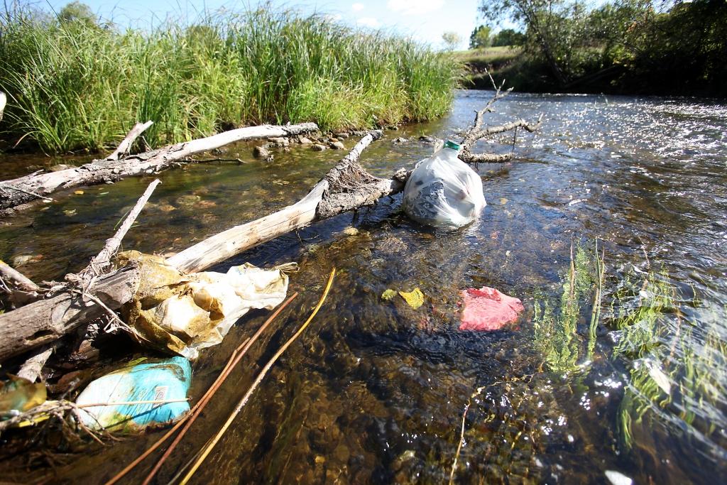 Iedzīvotāji ir rīkojušies ļoti ciniski, Gaujā izmetot pāris desmitu atkritumu maisu ar bērnu pamperiem un citiem sadzīves atkritumiem. 
Autors: Gatis Bogdanovs