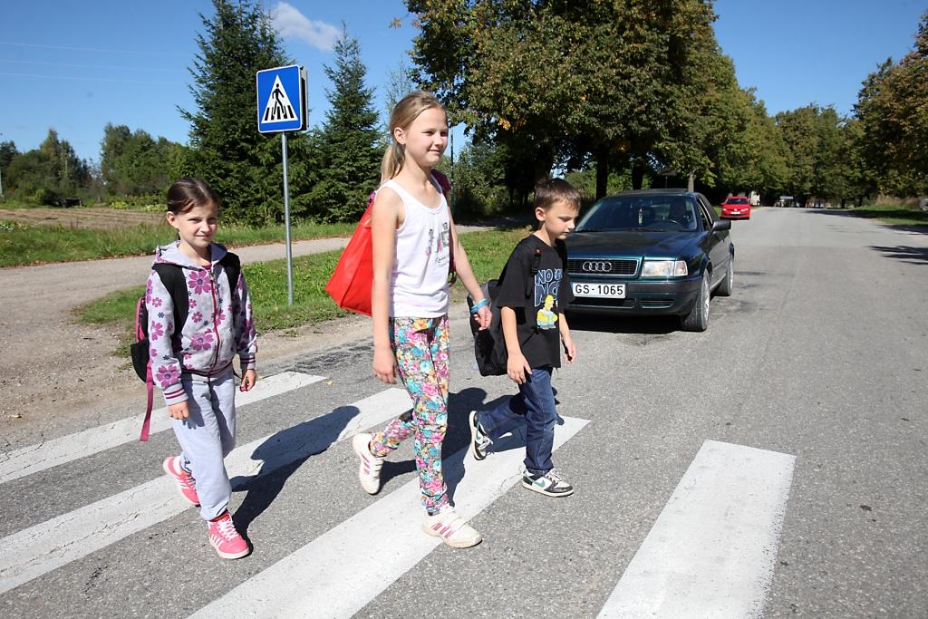 Bērni, kas šajā krustojumā šķērsoja ceļu, atzina, lai arī daļa mašīnu apstājas pie pārejas, ir tomēr arī tādas, kas neapstājas, tomēr viņi atzīst, ka tagad ir drošāk doties pāri ceļam. 	
Autors: Gatis Bogdanovs