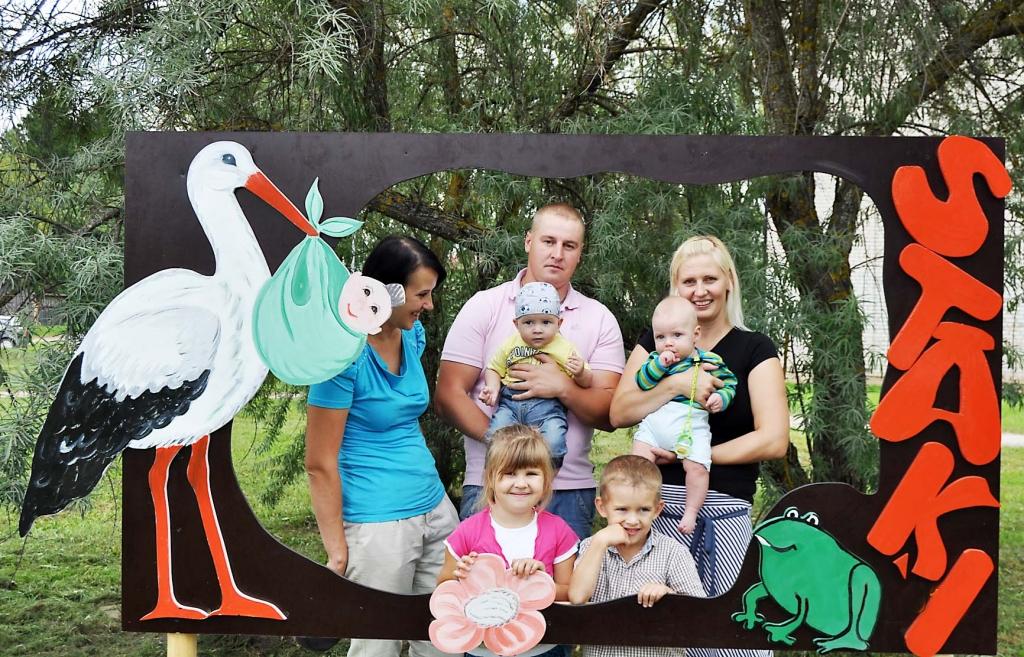 Iespēju nofotografēties lielajā fotorāmī steidza izmantot daudzas ģimenes, kas piedalījās jauno vides objektu atklāšanā.
Autors: Gatis Bogdanovs