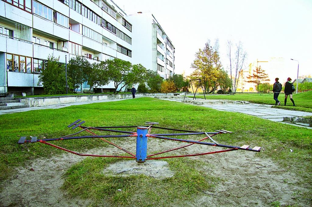 Pēdējo 20 gadu laikā māju pagalmi kļuvuši daudz tukšāki un arī sociāli nedrošāki. Taču pamazām cilvēkiem atgriežas vēlme atkal pulcēties kopā, novērojusi psihoterapeite Inga Birkmane.