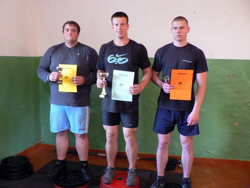 Sacensību uzvarētāji svara kategorijā virs 85 kilogramiem – Aivars Rakstiņš (no kreisās), Elvis Kamšs un Elvis Kazainis.
Autors: No personiskā arhīva