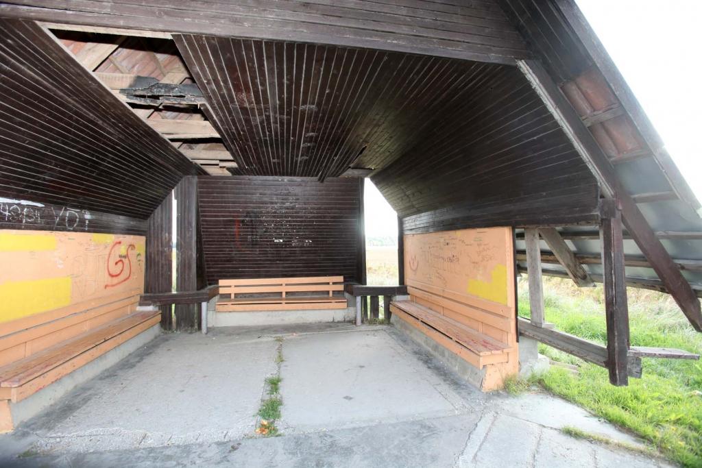 Ceļu uzturētāji aicina iedzīvotājus būt saudzīgiem un nebojāt ceļu aprīkojumu, nelauzt soliņus, neapzīmēt autobusu pieturvietas. Bojājumi rada papildu izdevumus, ko citādi varētu novirzīt ceļu uzturēšanai. 
Autors: Gatis Bogdanovs