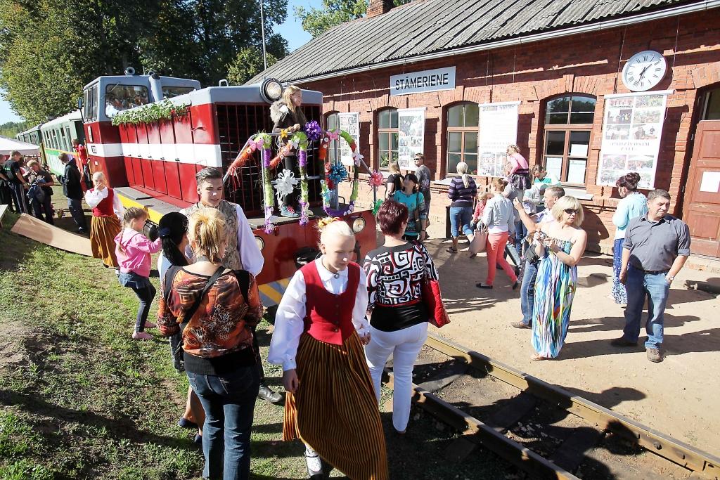 Sestdien vietējie iedzīvotāji un viesi pulcējās kopā ne tikai Gulbenē, bet arī Stāmerienā, lai godam kopā nosvinētu bānīša 110. dzimšanas dienu. Laikam par godu bānīša apaļajai jubilejai laika apstākļi svinību dienā bija izcili, līdz ar to arī svinētāju – vairāk nekā citos gados. 
Autors: Gatis Bogdanovs